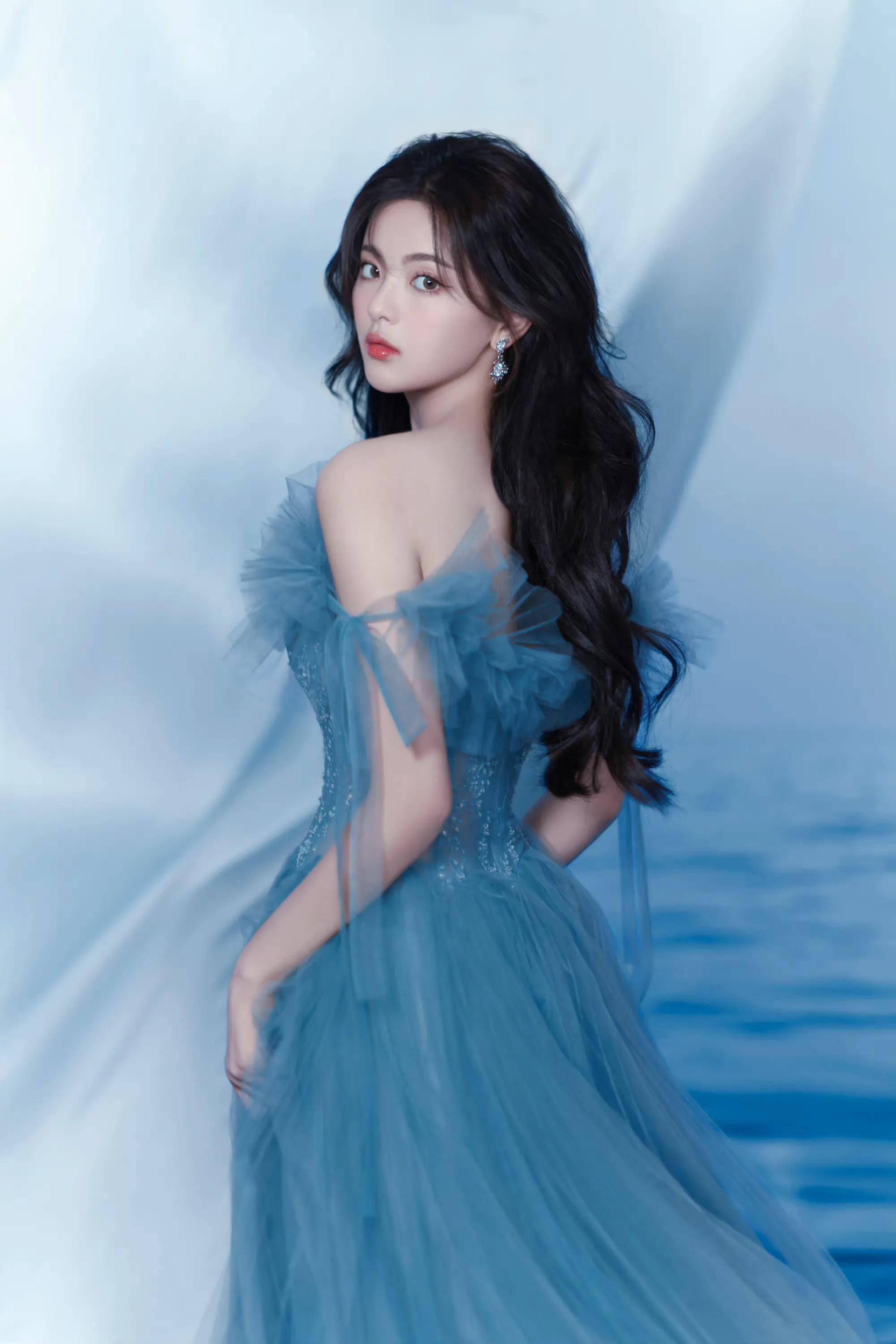 女明星杨超越时尚写真:姣美俏丽,小鸟依人