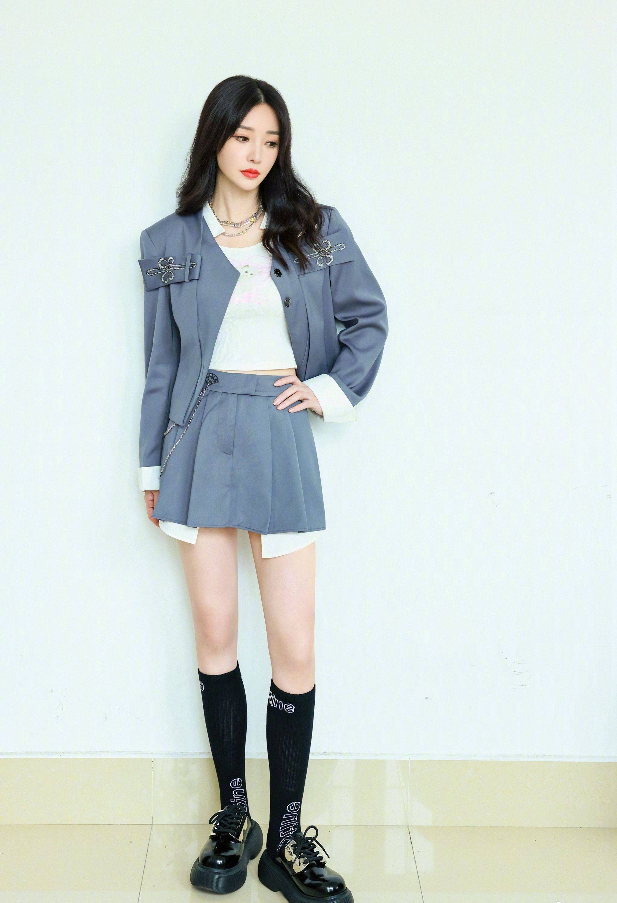 柳岩百褶裙性感美腿写真