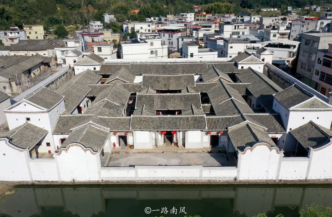 仙坑古村有400多年的历史,独特的八角楼,四角楼充满客家特色,堪称"