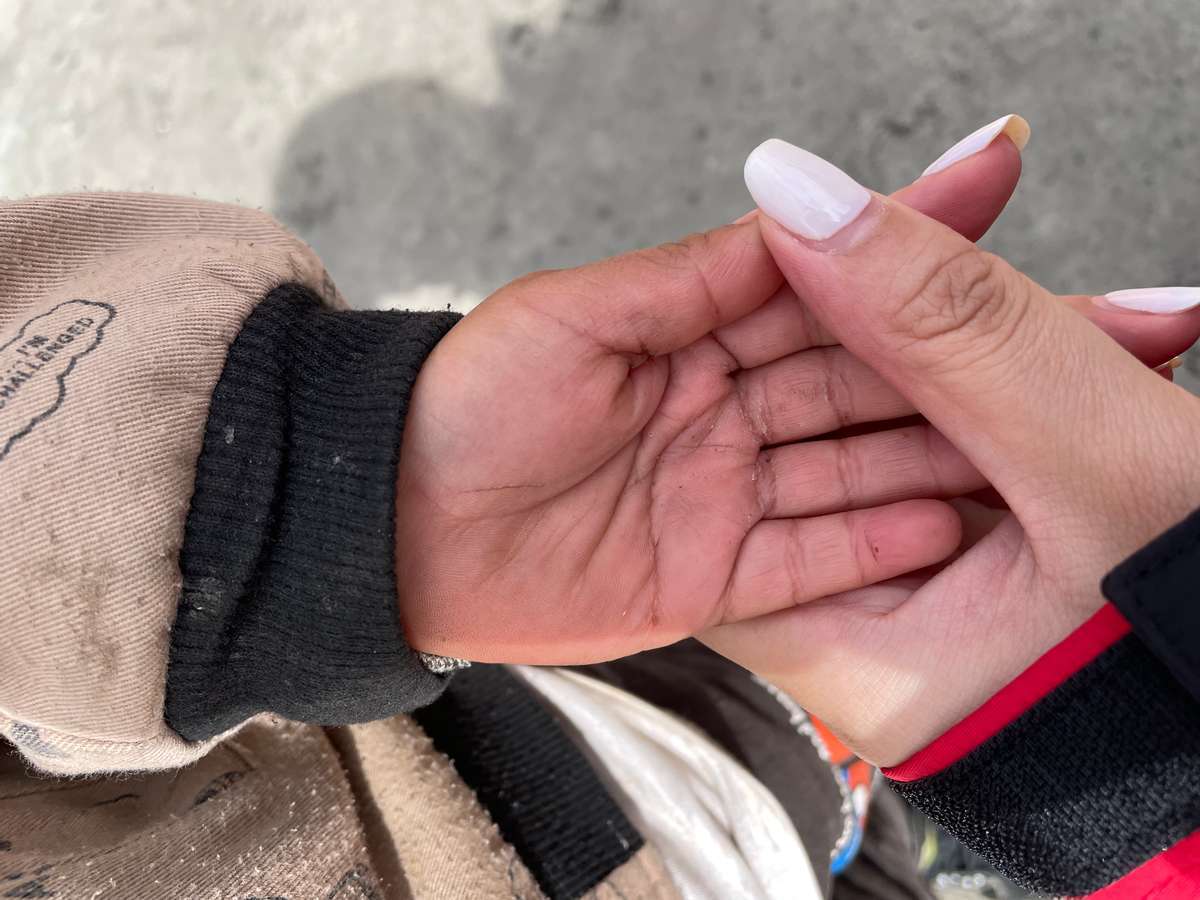 注意到他的手,深深浅浅的口子,义工拉着他冰凉的小手沉默了好一会儿