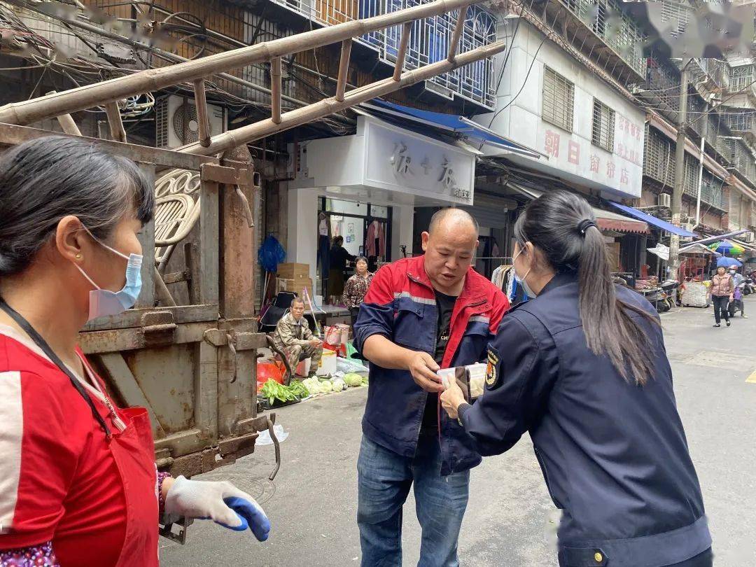 数小时的忙碌后,香喷喷的饺子摆满整个厨房餐厅,随后装箱,装车,几十份