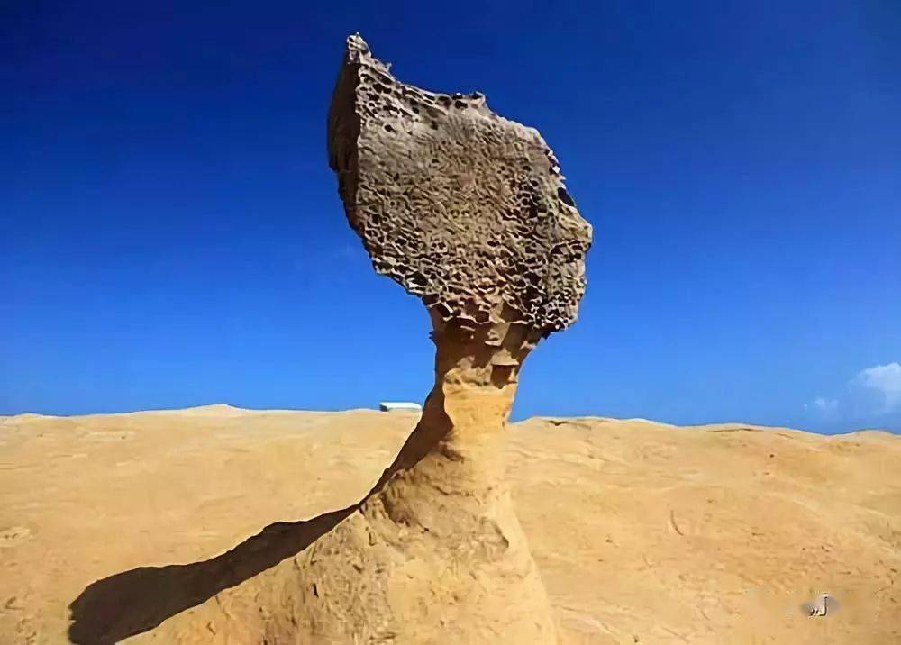 风蚀蘑菇:孤立突起的岩石,或水平节理和裂隙发育的岩石,特别是下部岩