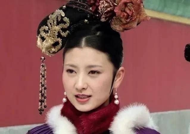 在挑选角色的时候,沈眉庄(斓曦饰演),由于个头比较高,旗头都是歪的,不