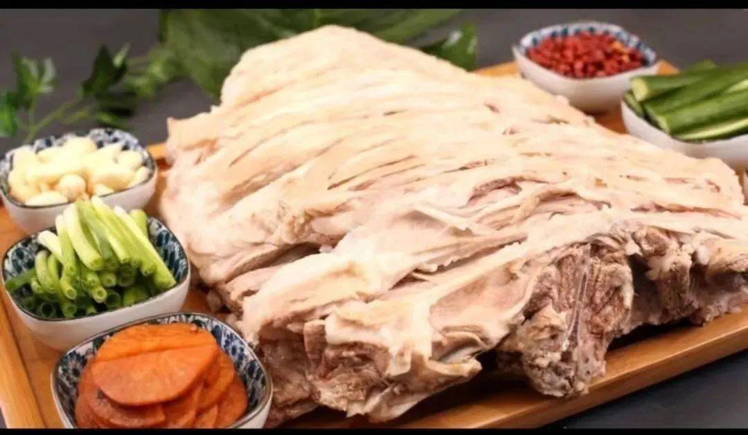 好肉配好酱,口口难忘经验老道的师傅会先将选好的羊排腌制5-10小时