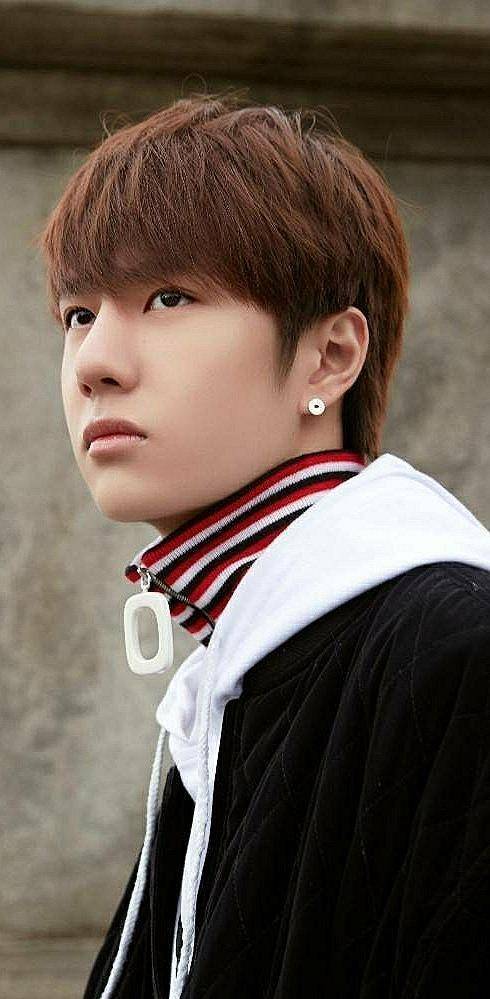 《人间至味是清欢》王一博美图分享,平刘海造型真是乖乖大男孩!