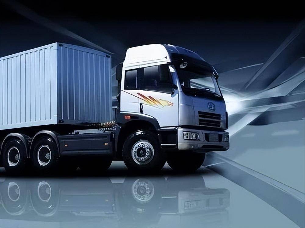 产品结构完全调整到位2004年7月15日,"解放"第5代产品"奥威重卡"驶下