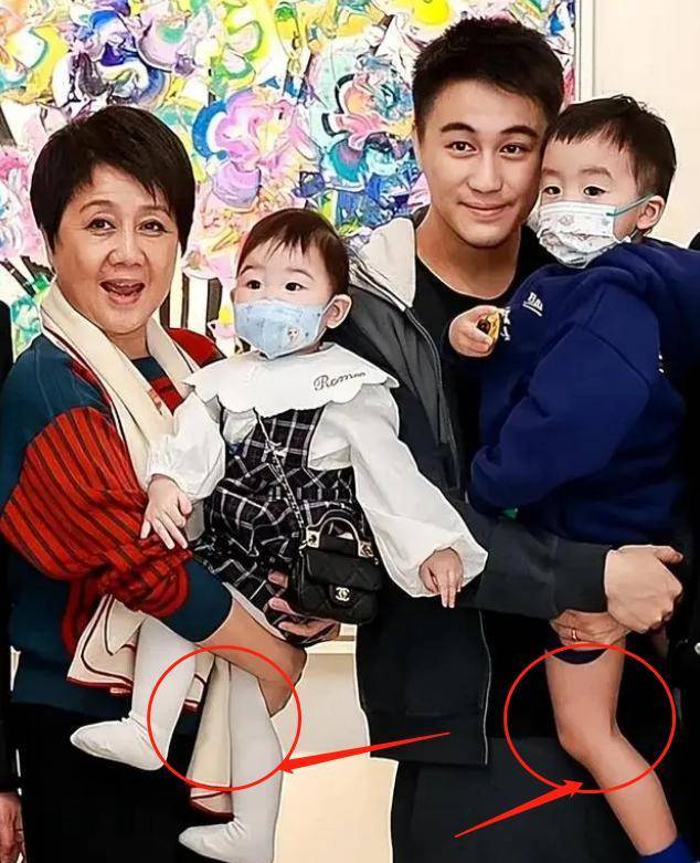 何猷君二胎女儿正脸曝光,穿着打扮被指偏心,粉丝:哥哥是男孩_奚梦瑶