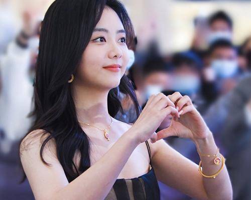 女明星比心的样子有多撩,看下赵丽颖,杨紫,谭松韵,杨超越吧_感觉_时候