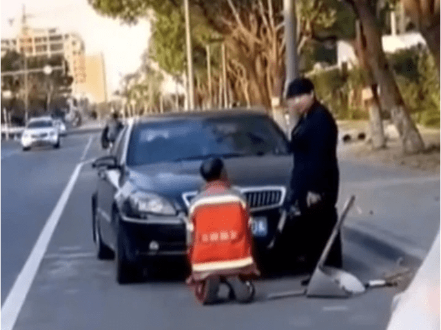 过火！宁波一轿车车次要求环卫大爷在小车前下跪报歉