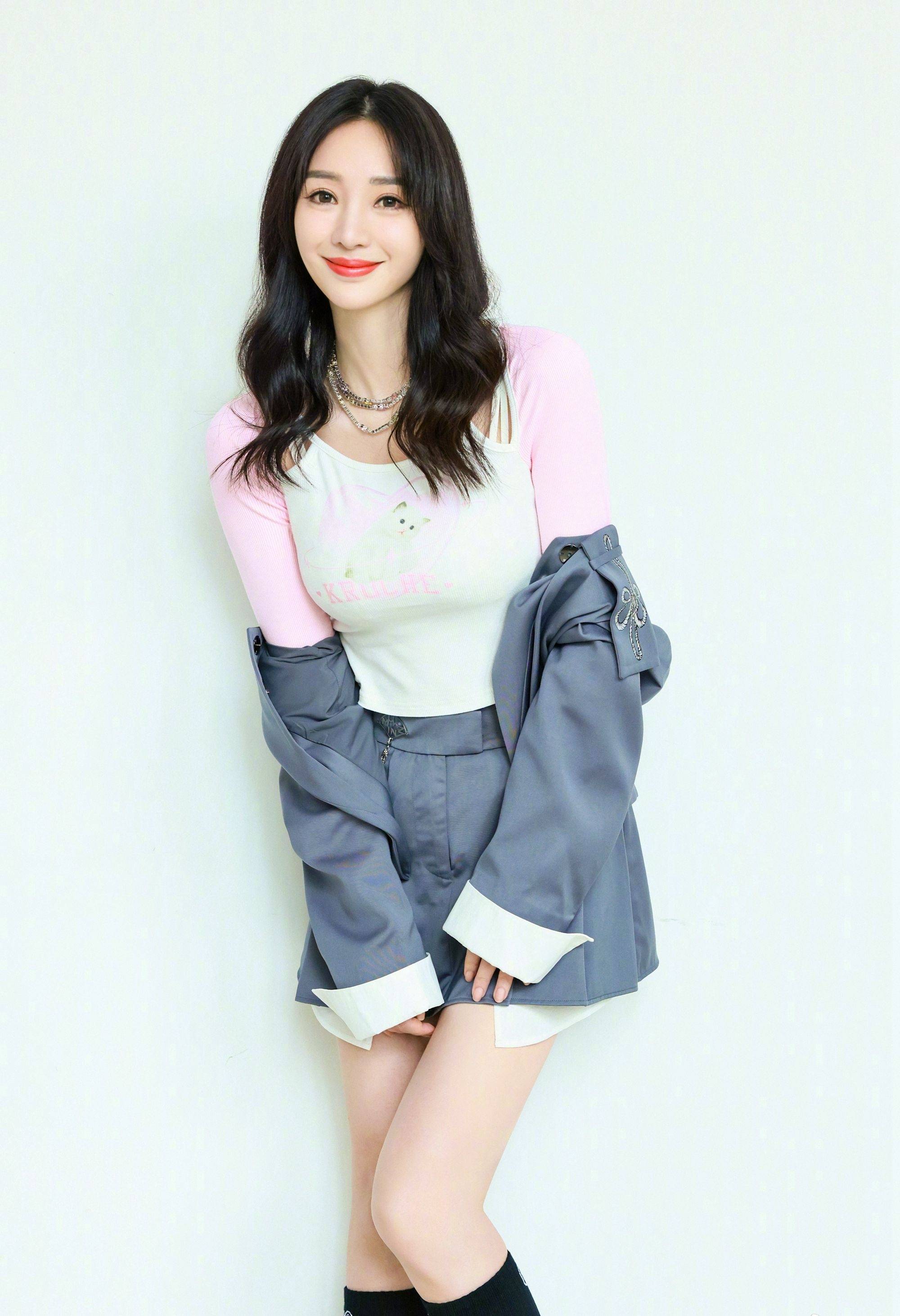 柳岩百褶裙性感美腿写真