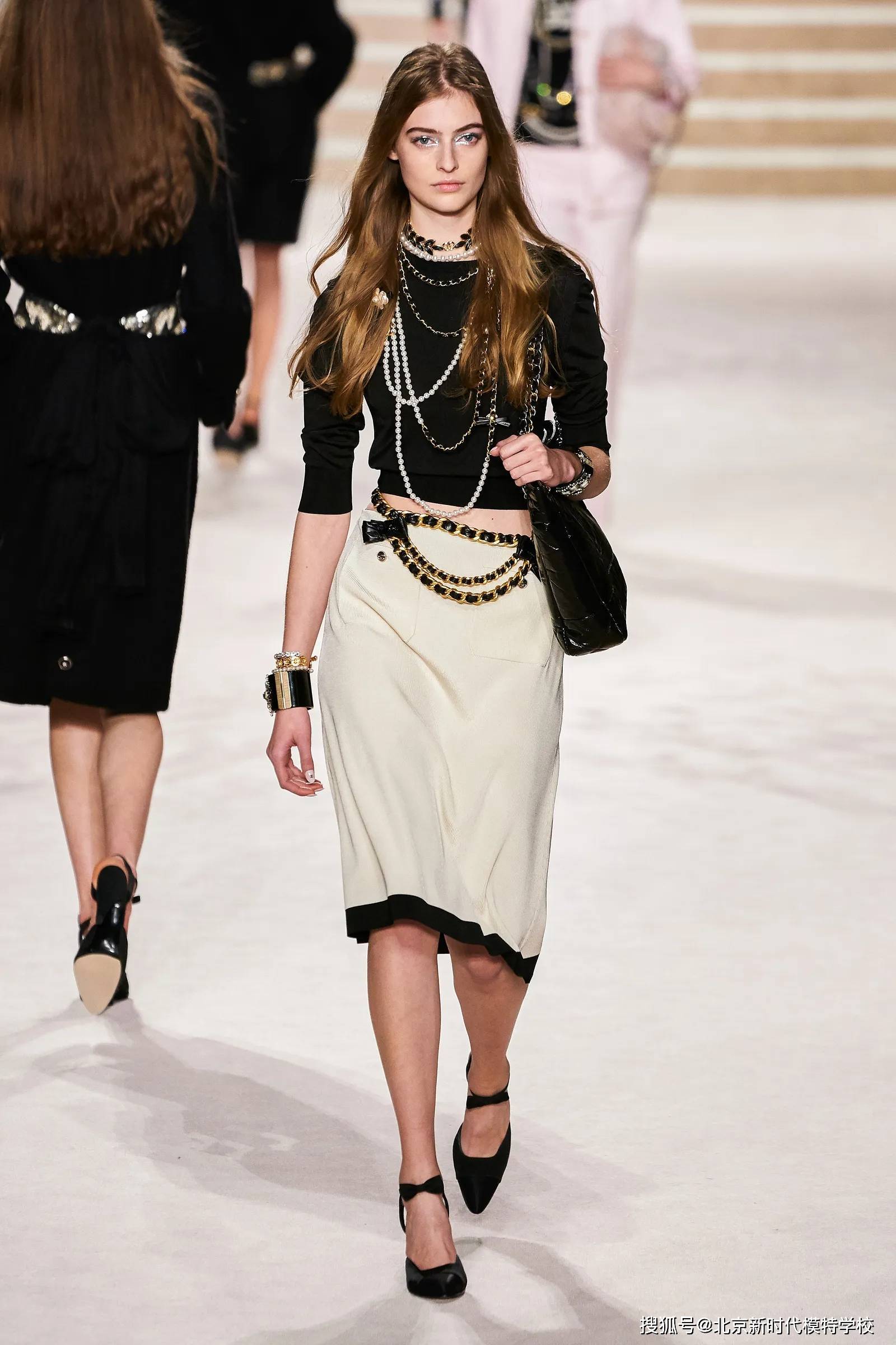 72~1.83米之间,如今世界的几位超级名模,如辛迪.