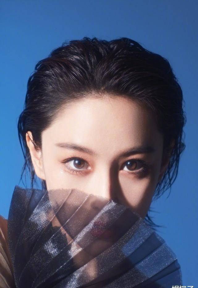 张馨予墨色人鱼造型,利落短发又美又飒,蚂蚁腰简直绝了!