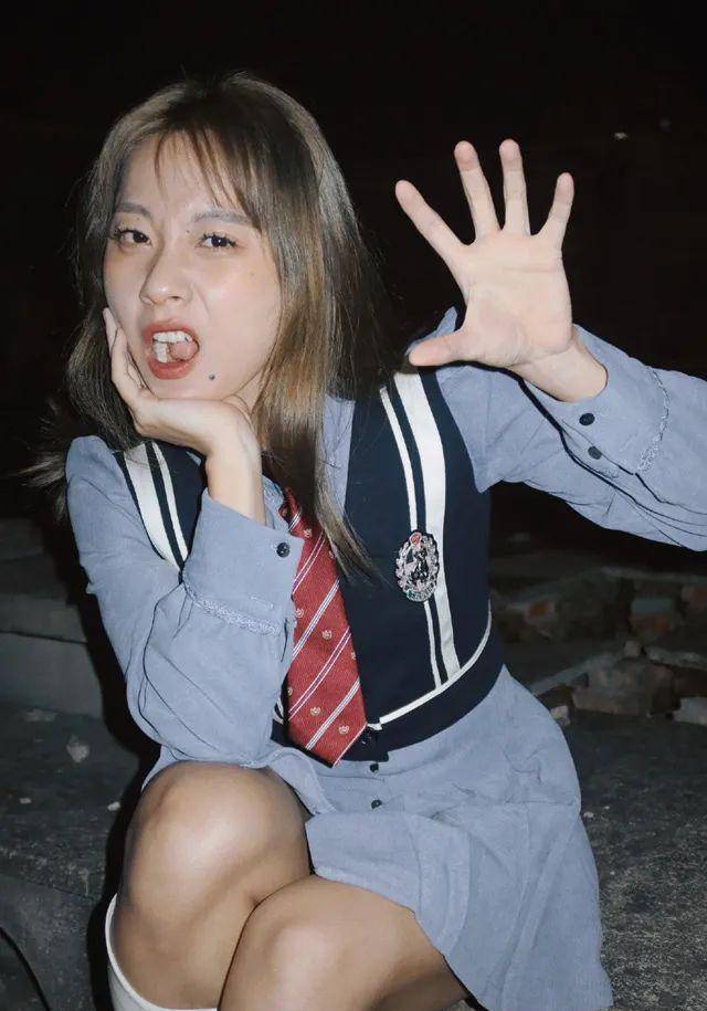 运动女神葛曼琪拍照,学生装很精致,五官很精致,大腿证