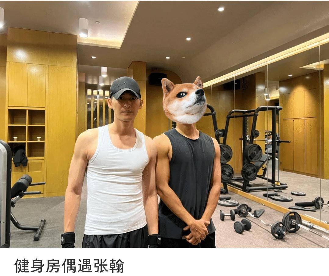 网友晒的照片中张翰穿白色背心,黑色棒球帽,轮廓分明,手臂肌肉线条