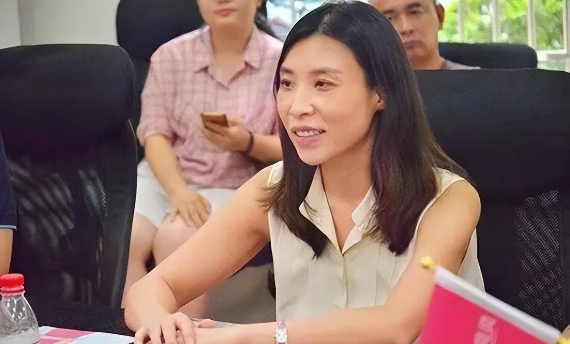 22岁丧夫36岁改嫁丈夫生前司机,43岁套现百亿后,陈小英干啥去了
