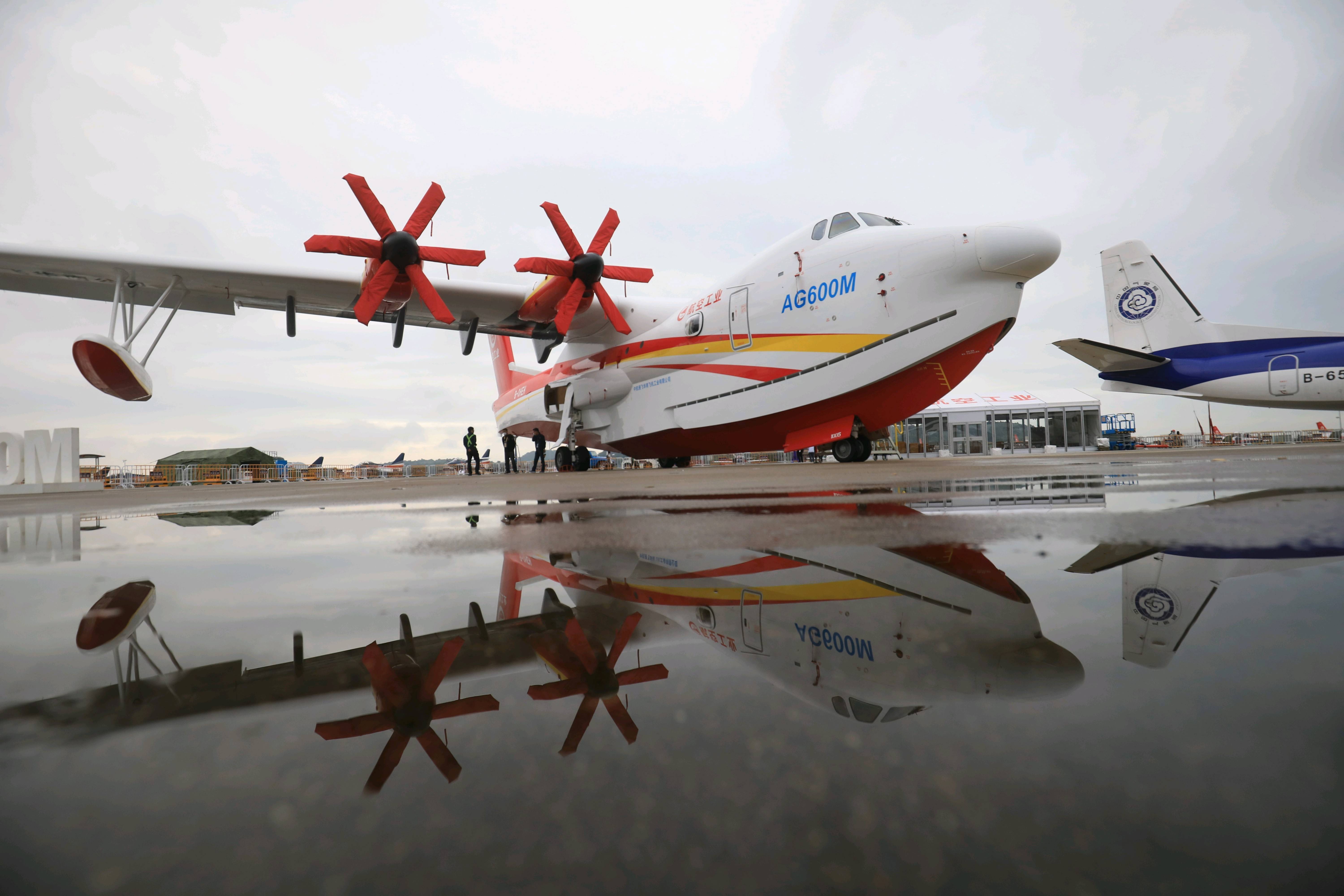 新涂装ag600m亮相中国航展,12吨水从天而降形成"空