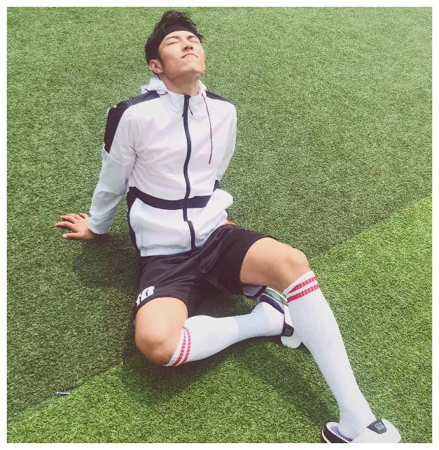 杨业明"白里透白"的穿搭技巧,白色衬衫 白t恤,原