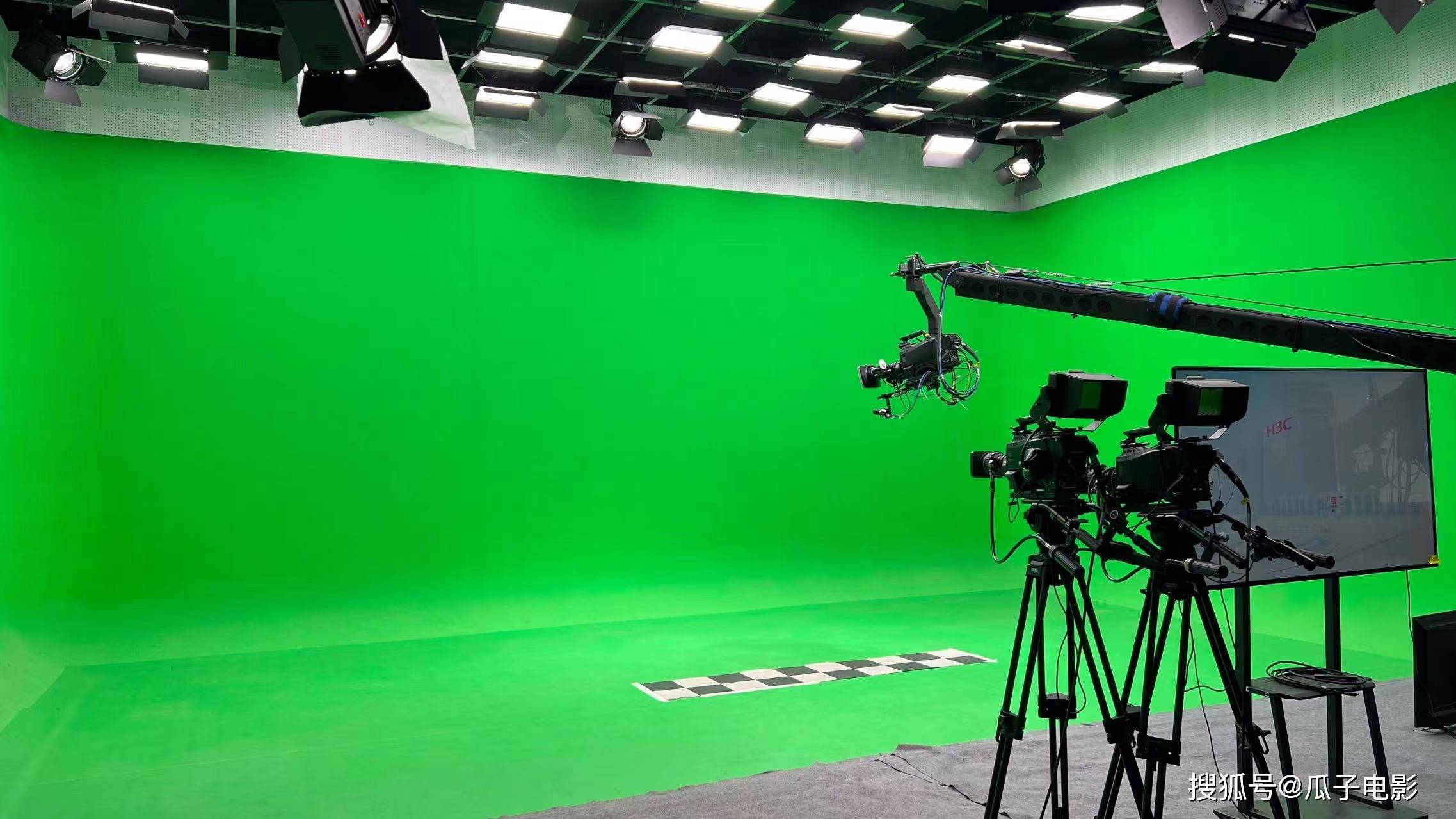 三,不受空间限制,在有限的绿幕空间内可以制作出多元的应用场景;二