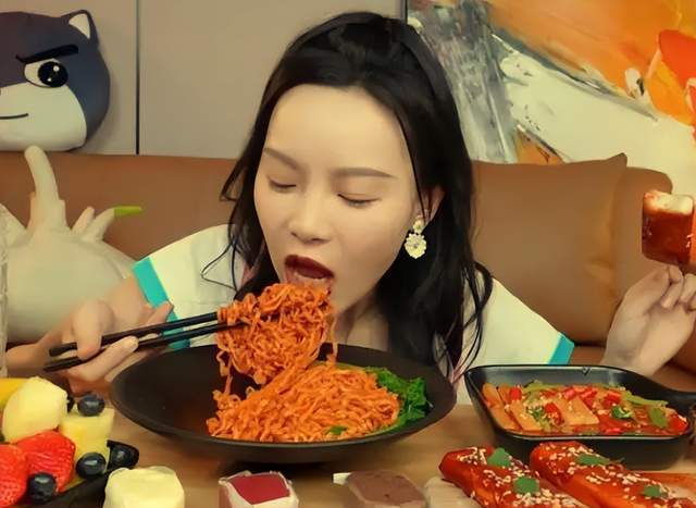 网红“小贝饿了”又陷入粉丝造假丑闻：网友曝其