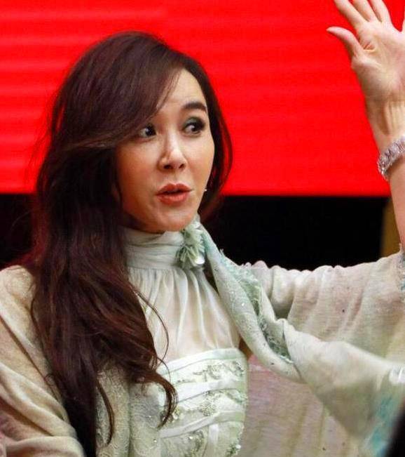 54岁张玉嬿与51岁萧蔷"真人"对比太雷人,难怪都说整容脸打不过天然脸