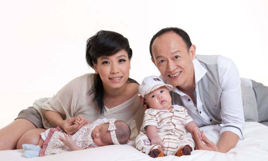 金士杰:老婆是比自己小25岁的女学生,69岁还拼命拍戏赚奶粉钱_叶雯