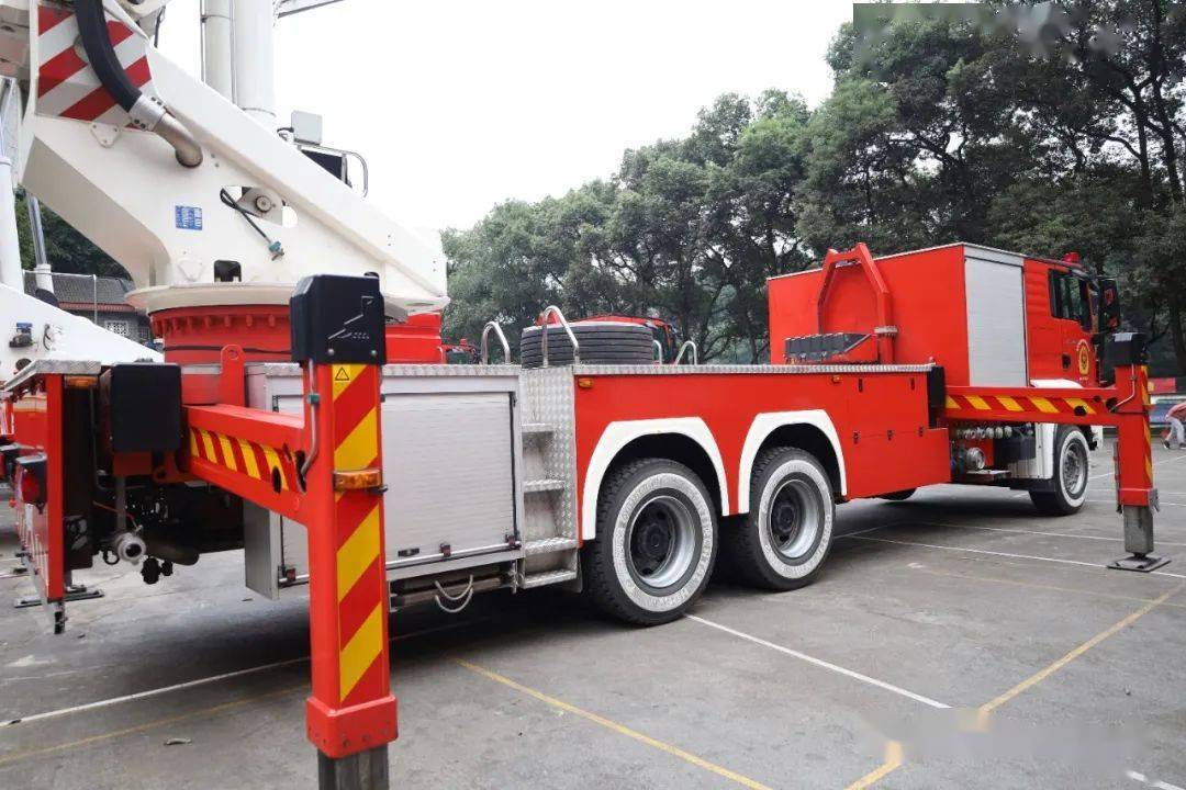 北欧小恐龙 实拍曼恩TGS底盘芬兰博浪涛F42 WFT举高喷射消防车_搜狐汽车_搜狐网