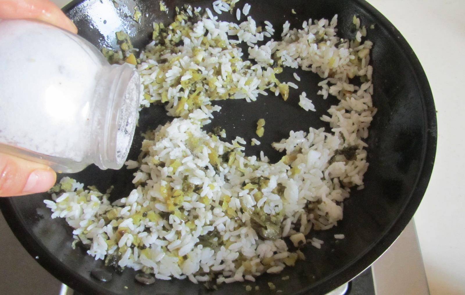 炒米饭最好是隔夜米饭,记得炒之前将米饭打散成一粒一粒的;2.