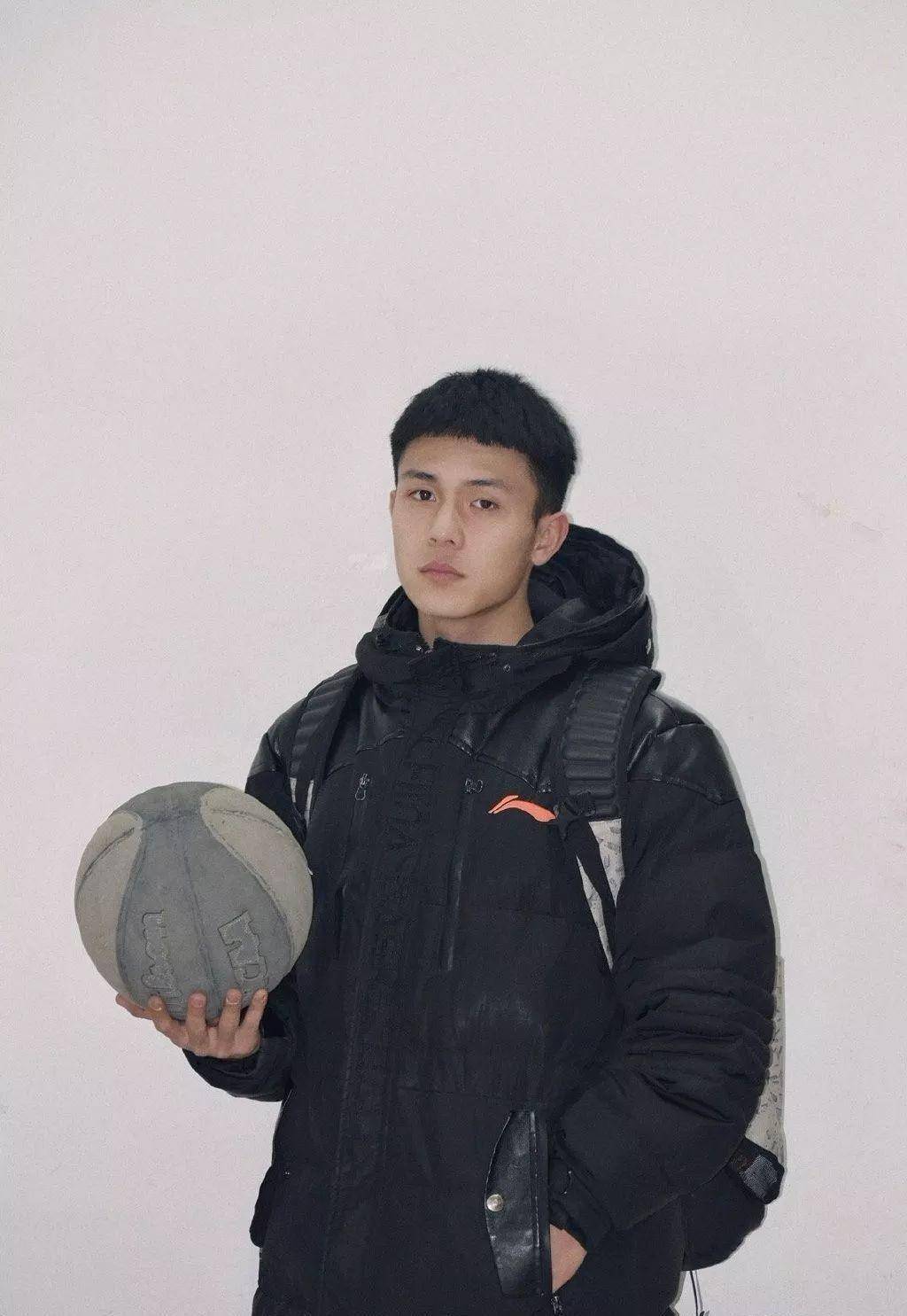 185cm山东篮球体育生火了,这气质不输明星鲜肉_哥哥_男生_肌肉