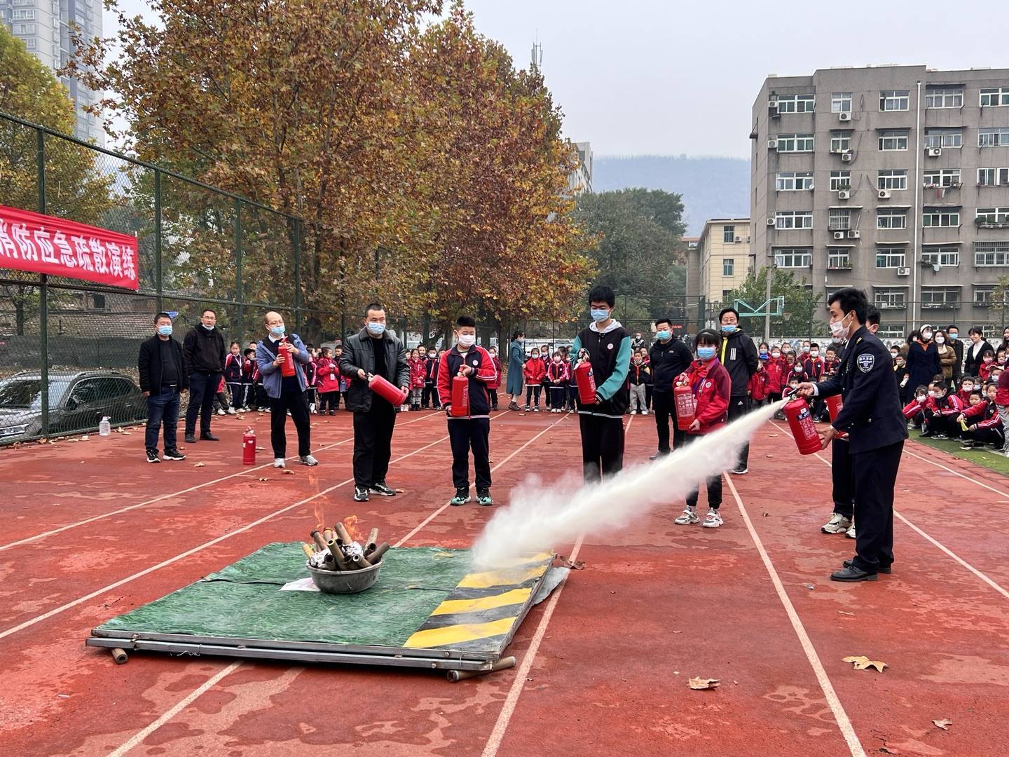 三迪中学宏文校区,宏文小学联合开展消防演练暨消防知识培训_疏散