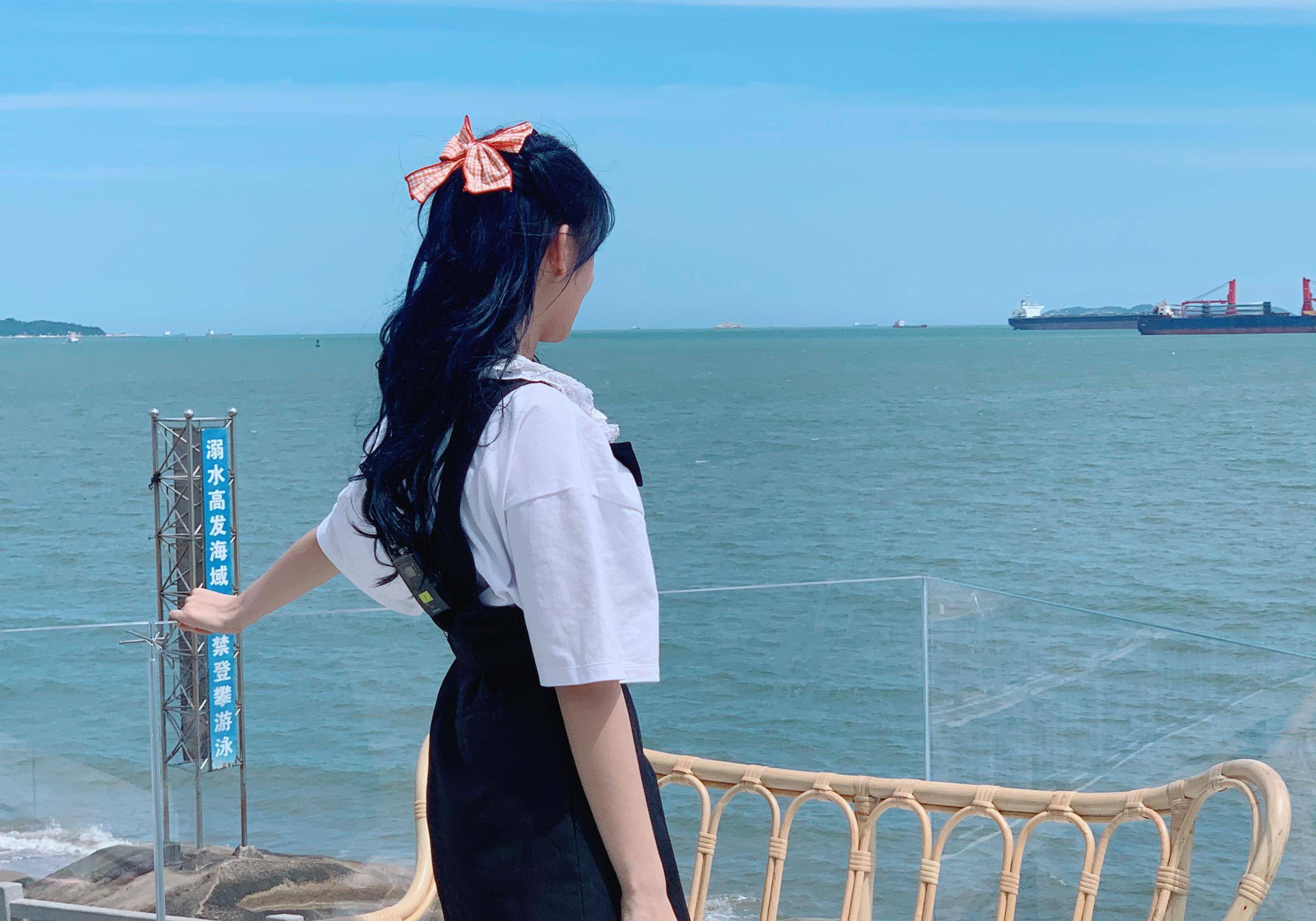 程潇海边录节目心情大好,面对镜头卖萌,大胆秀出"最胖女团腿"_孩子