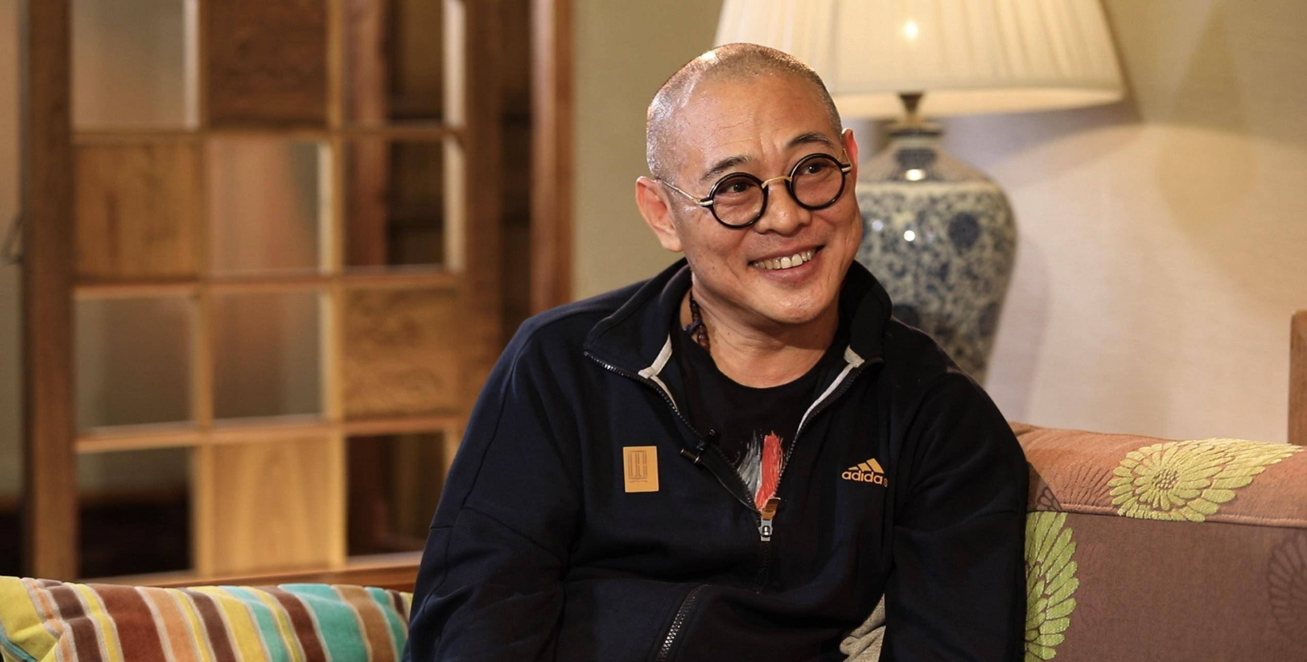 57岁李连杰衣着邋遢蜷缩在山洞,巨星风光不在,落魄不已_女儿_社交