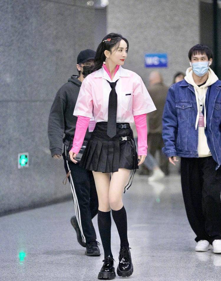 杨幂节目路透,粉美学院风造型少女感爆棚,"筷子腿"太夸张了吧_状态