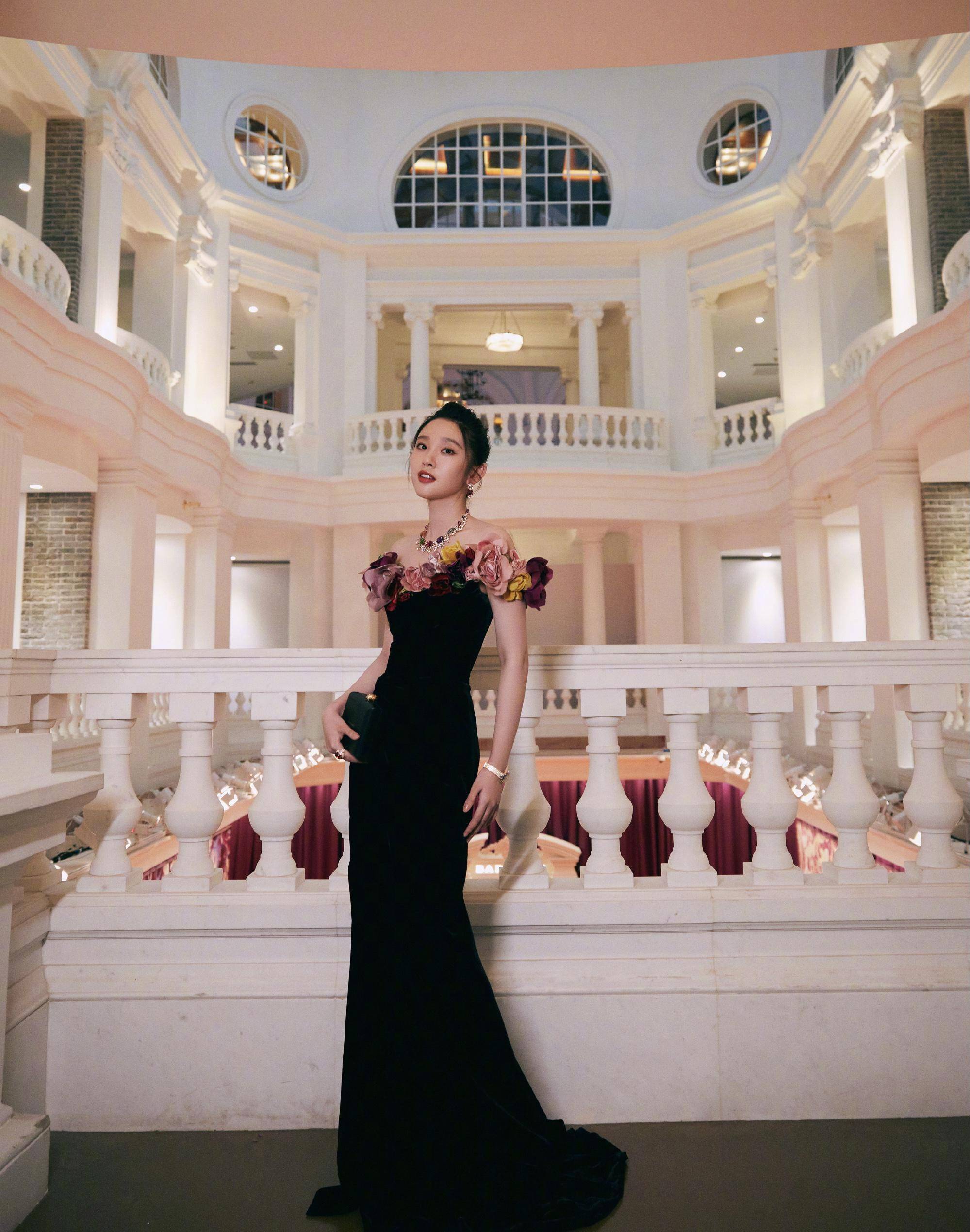 唐艺昕生女复出后风格大胆,深v波点裙秀时尚,自信发博晒造型_身材