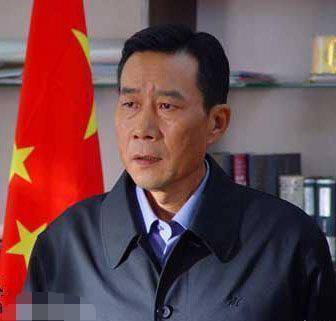 于蓝追悼会现场曝光,满地鲜花让人流泪,66岁侄子李雪健现身神情哀伤