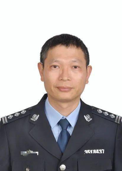黄圣辉,男,汉族,1974年10月生,民建党党员,现任福建省武夷山瑞泉茶业