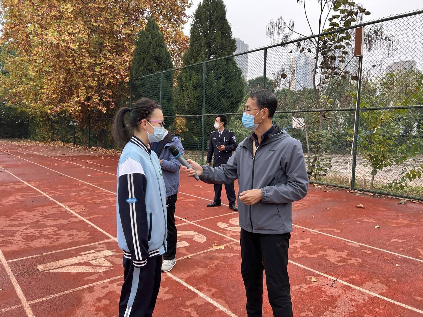 三迪中学宏文校区,宏文小学联合开展消防演练暨消防知识培训_疏散