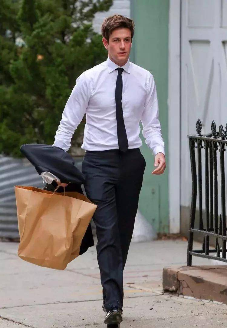 交往了六年后,男友joshua kushner坚决要娶karlie kloss过门才让男方