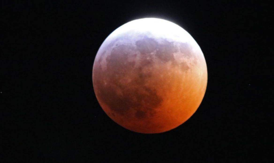 为什么月全食时，月亮会变红？