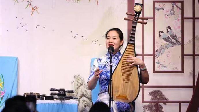 游人如织的苏州平江路,"琵琶语"评弹茶馆在一条极为狭窄的巷弄里,如果