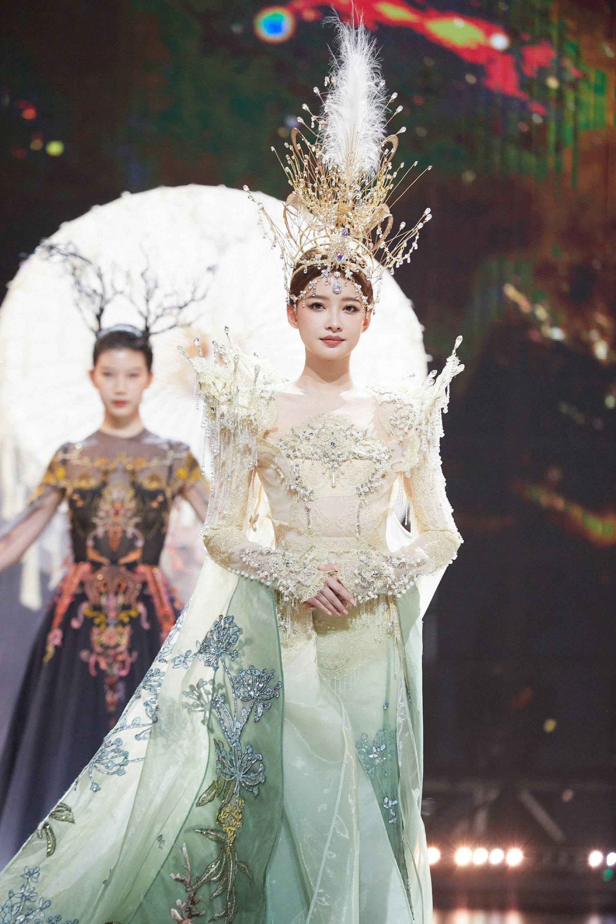 孙怡金鹰节开幕绝美出场 万物生灵国风长裙美貌璀璨_东方_刺绣_造型