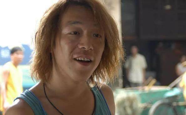 《泰囧》,徐峥第一次当导演,而戏中耿直的王宝强也是一头黄毛,和这次