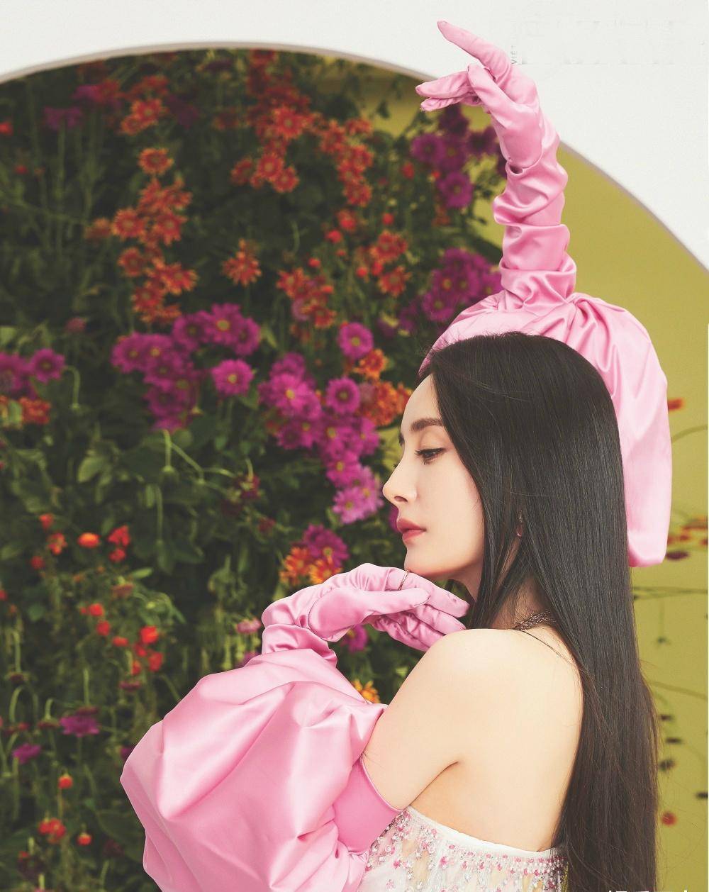 杨幂国外版芭莎开年刊曝光,泰妆大幂幂别具内味,造型多变展不同风格美