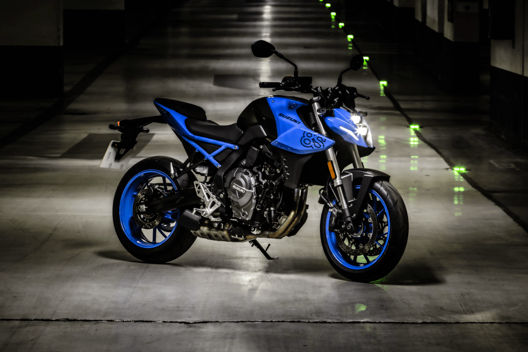 suzuki 全新运动街车 gsx-8s 户外特写