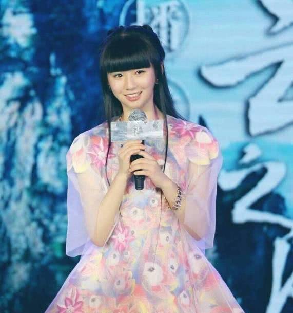 21岁小彩旗近照曝光,体型发胖灵气全无?远走国外生活充实!
