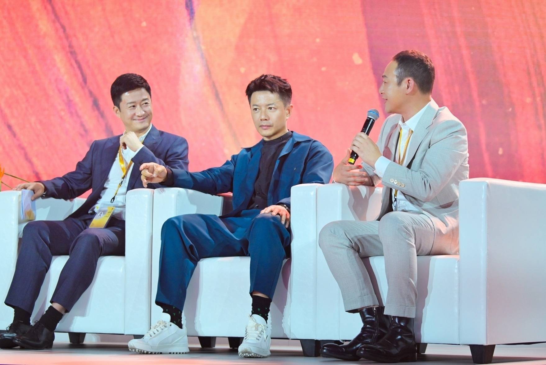 邓恩熙,王广源共同带来《时代之声》配乐诗朗诵表演,厦门六中合唱团