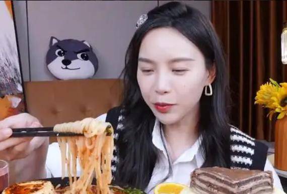 “小贝饿了”被曝售卖伪劣产品拒绝道歉 其老公