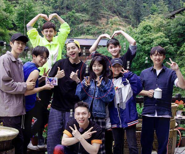 《向往的生活》最新海报,何炅黄磊姿势可爱,谭松韵c位抢眼_张子枫