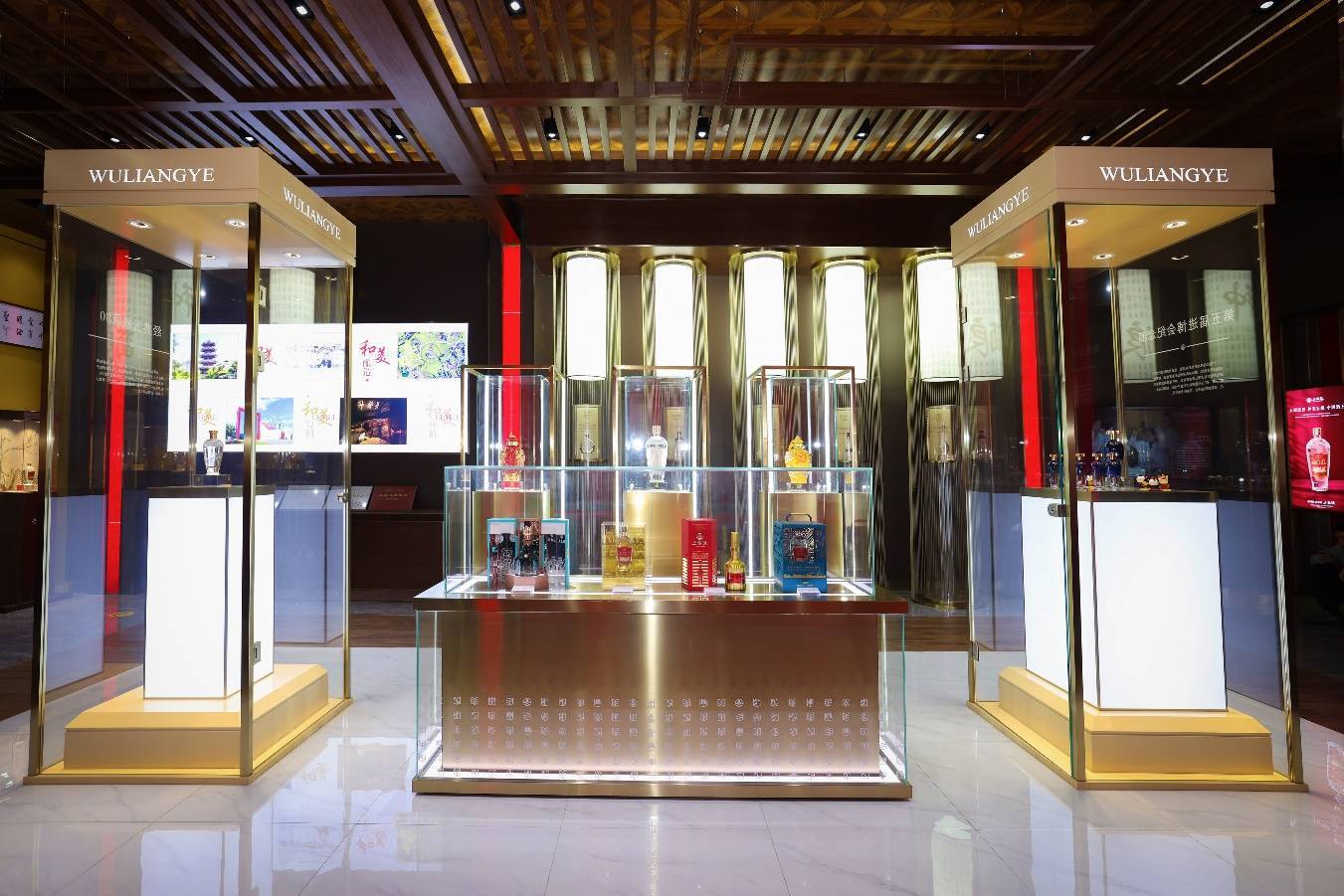 升级打造了五粮液文化体验中心,展厅风格典雅大气,时尚又创意十足