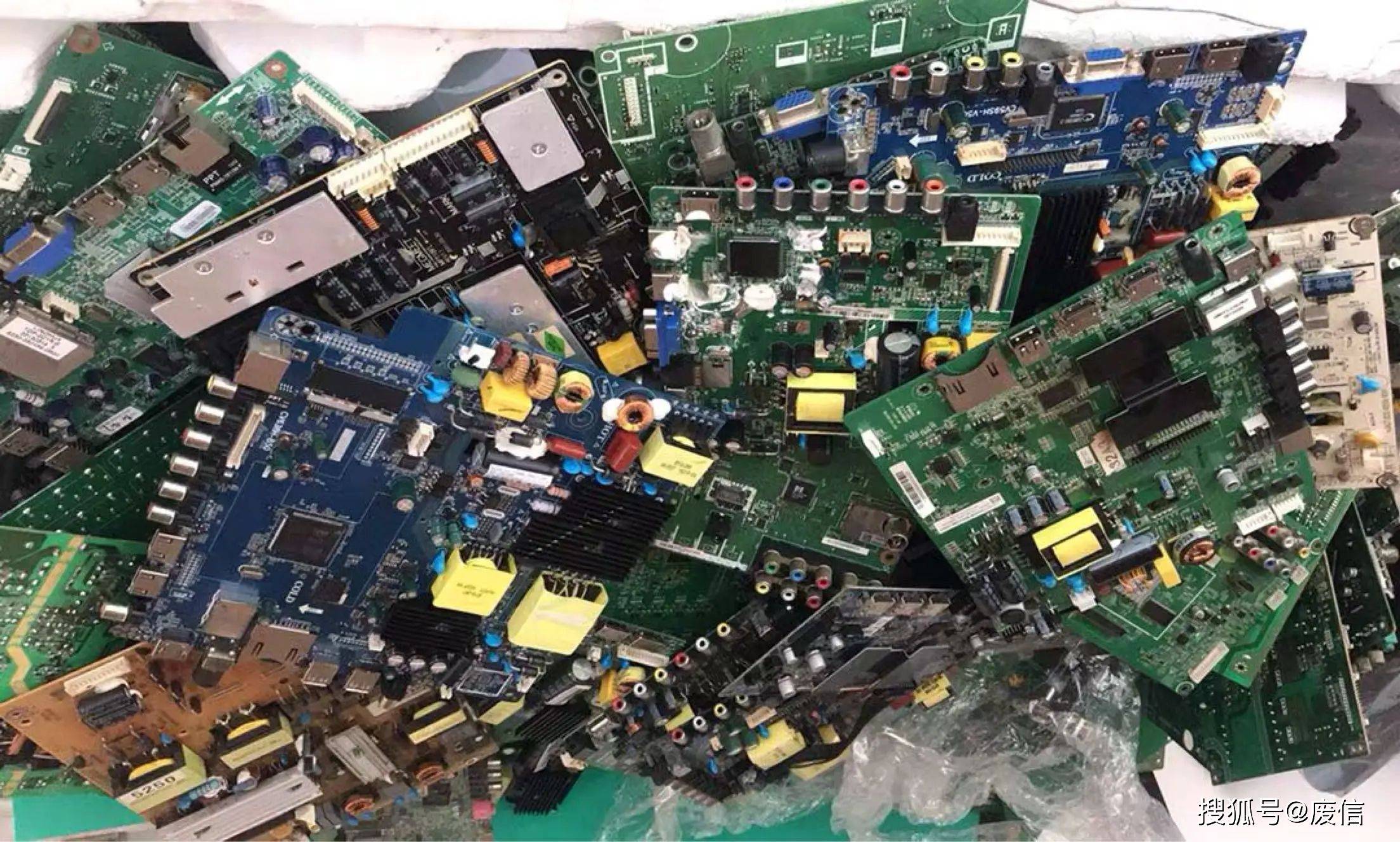 6800元 624元 400元 300元=8124元这里我们能够了解到1吨废弃电路板