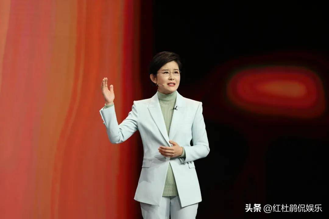 主持央视记者节专题晚会,全场情绪饱满像站着的联播_新闻_演讲_鲍晓峰